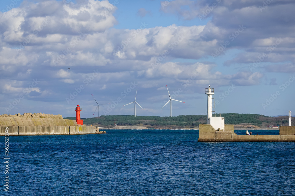 鰺ヶ沢港の灯台と風力発電所　津軽の海　日本海　