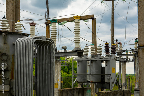 High-voltage power transformer substation of an electric network