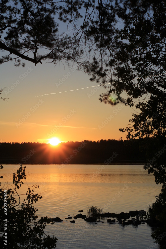 Obraz premium sunset on the lake