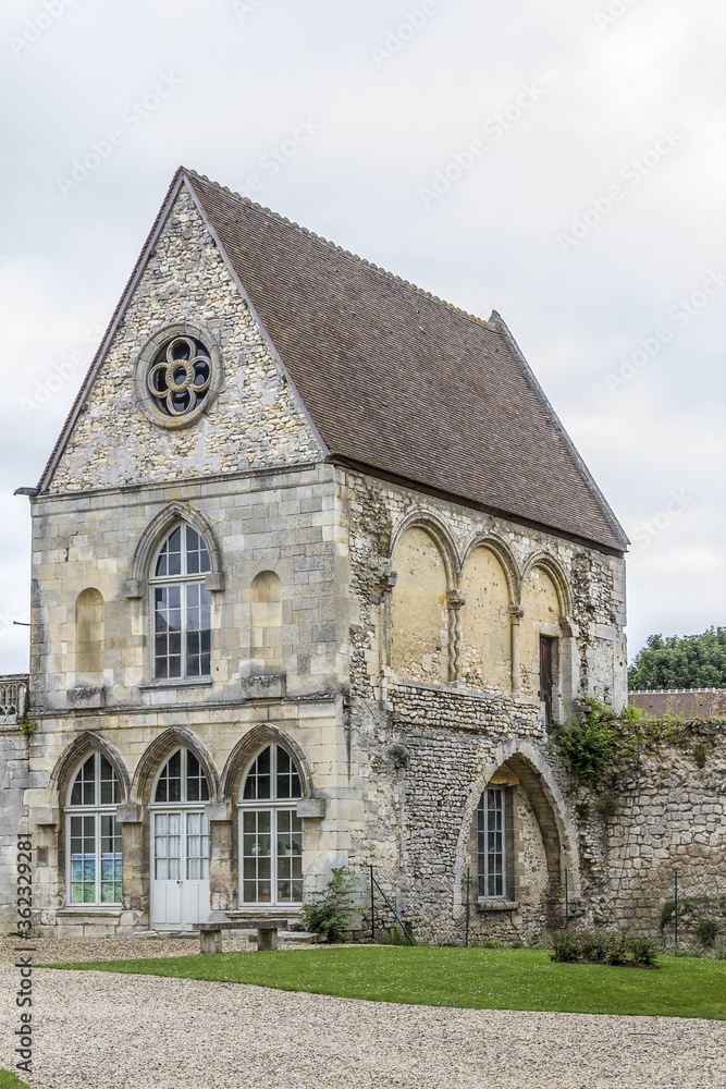 Fototapeta premium Ruins of Royal Castle in Senlis. Castle was place of election of Hugh Capet in 987 (completely rebuilt under Louis le Gros in 1130). It used as royal residence until early XVI century. Senlis, France.