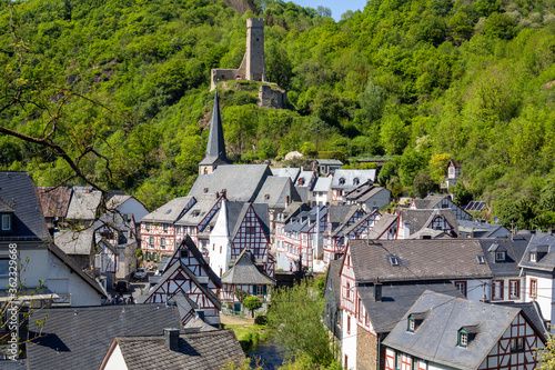 Obraz na plátně Scenic view on half-timbered houses in the village Monreal