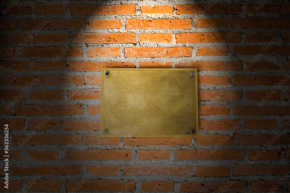 Fotografie Blank Brass sign on brick wall texture with light