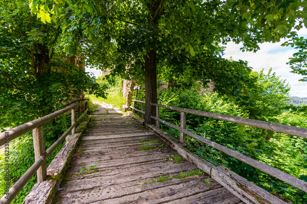 Alte verwitterte Holzbrücke zur Burgruine Prandegg im Mühlviertel Oberösterreich
