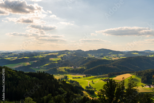 Fototapeta Naklejka Na Ścianę i Meble -  Panorama Aussicht von der Burgruine Ruttenstein im Mühlviertel Oberösterreich