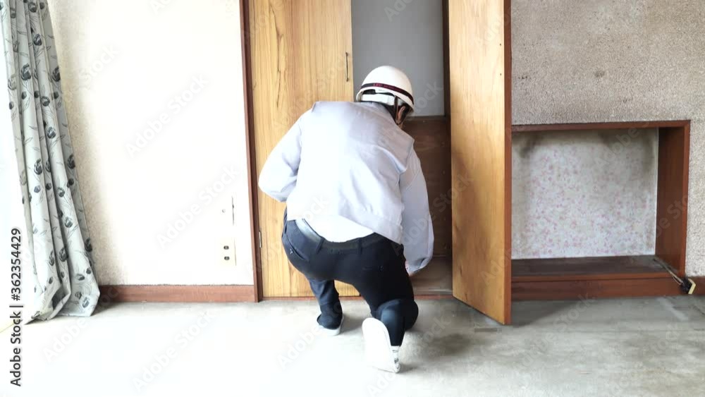 老朽化した家屋を調査するビジネスマン 住宅 リフォーム 解体前 音声有 老朽化した家屋を調査するビジネスマン 住宅 リフォーム 解体前 音声有