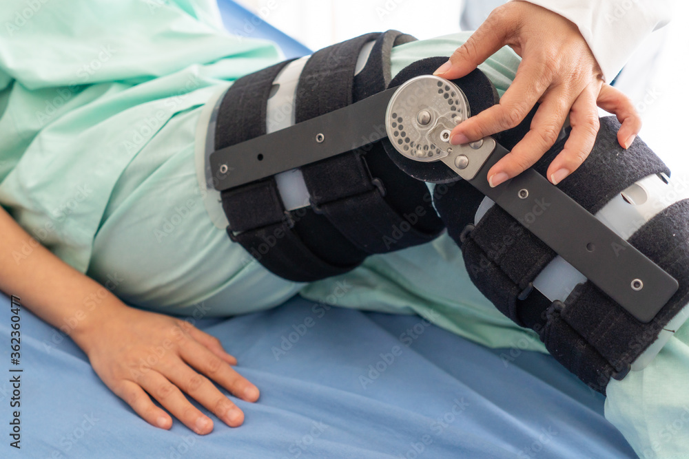 orthopidist adjust angle of knee brace that inserted to the leg of