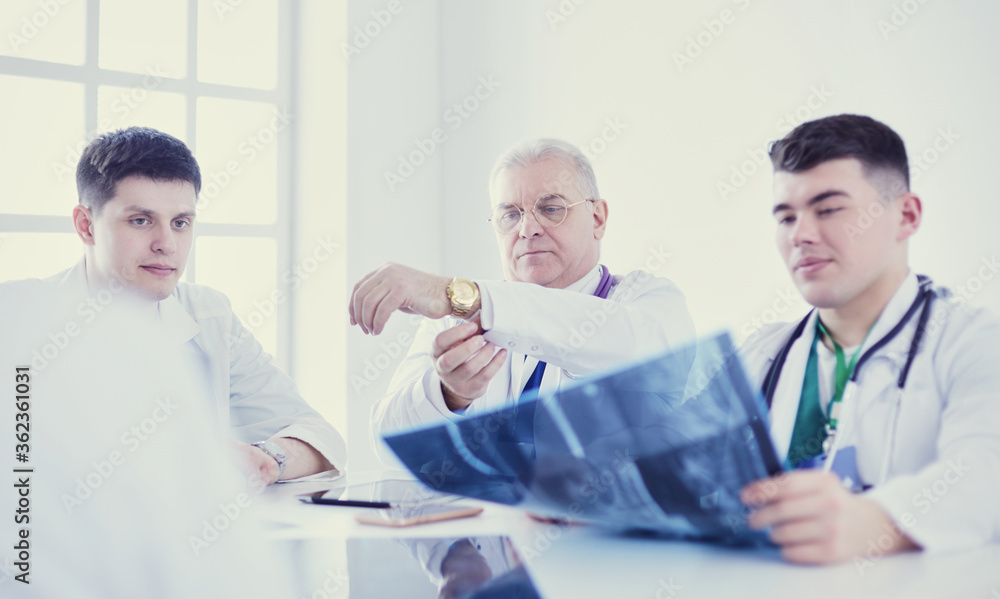 Obraz premium Medical team sitting and discussing at table