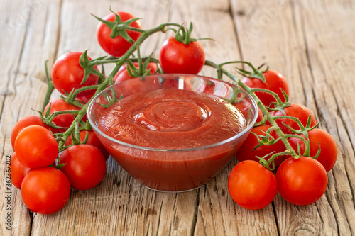 Fresh tomatoes and tomato p...