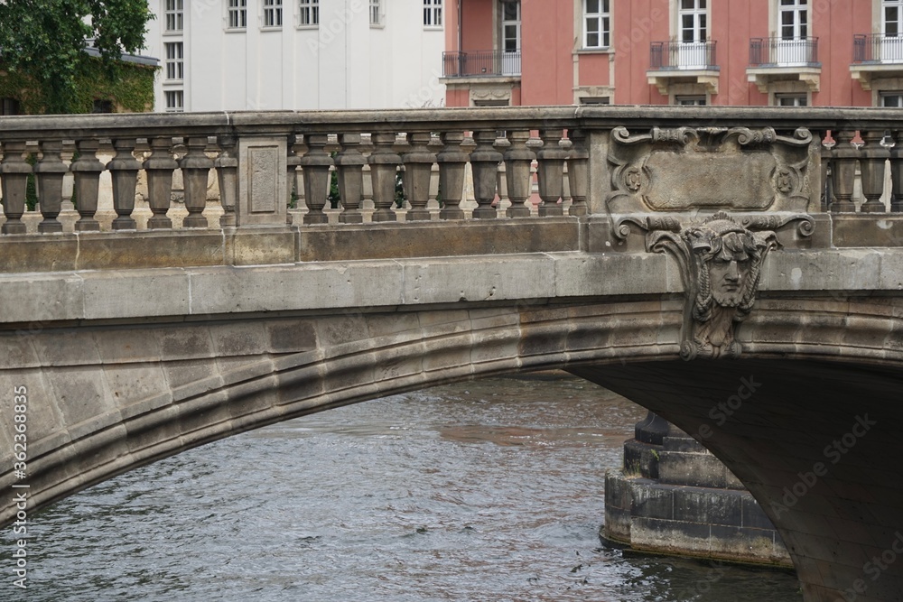 Historische Steinbrücke über der Spree in Berlin-Mitte