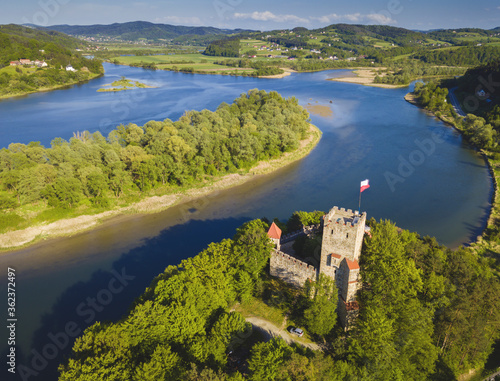 Tropsztyn Castle and Czchowskie Lake photo