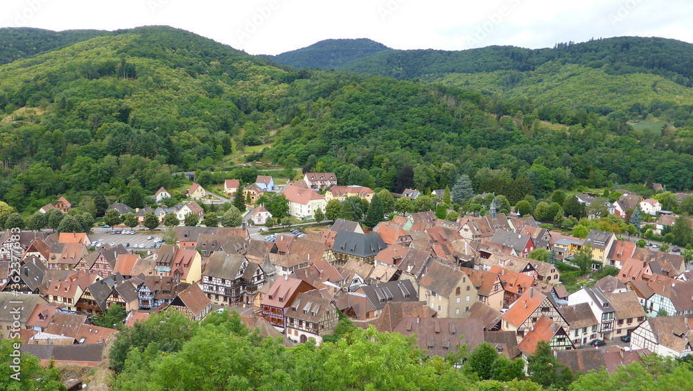 Panorama sur le village de Kaysersberg dans le Haut-Rhin en Alsace, et la forêt aux alentours (France)