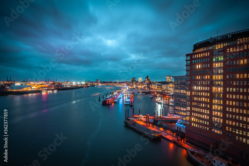 Hamburg Landungsbr  cken zur blauen Stunde
