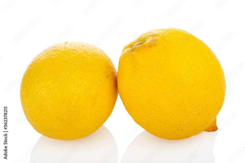Lemon. Two lemons on a white background. (Tr - limon)
