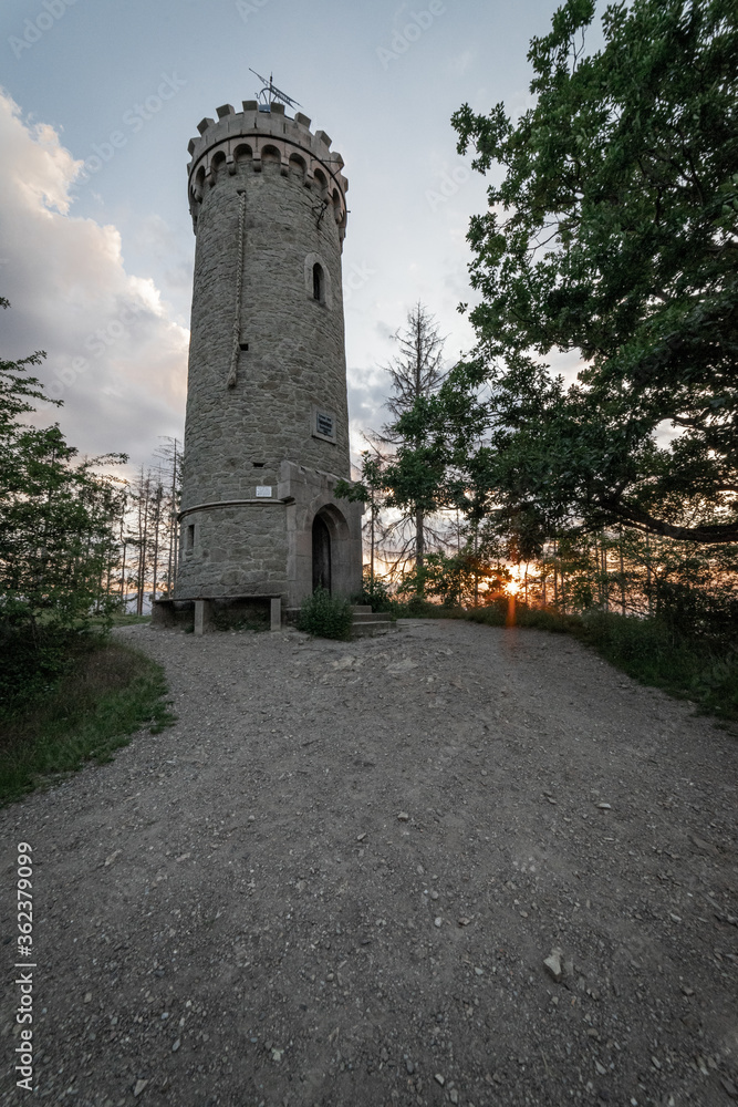 Historische Warte zum Sonnenuntergang, Kaiserturm bei Wernigerode, Harz
