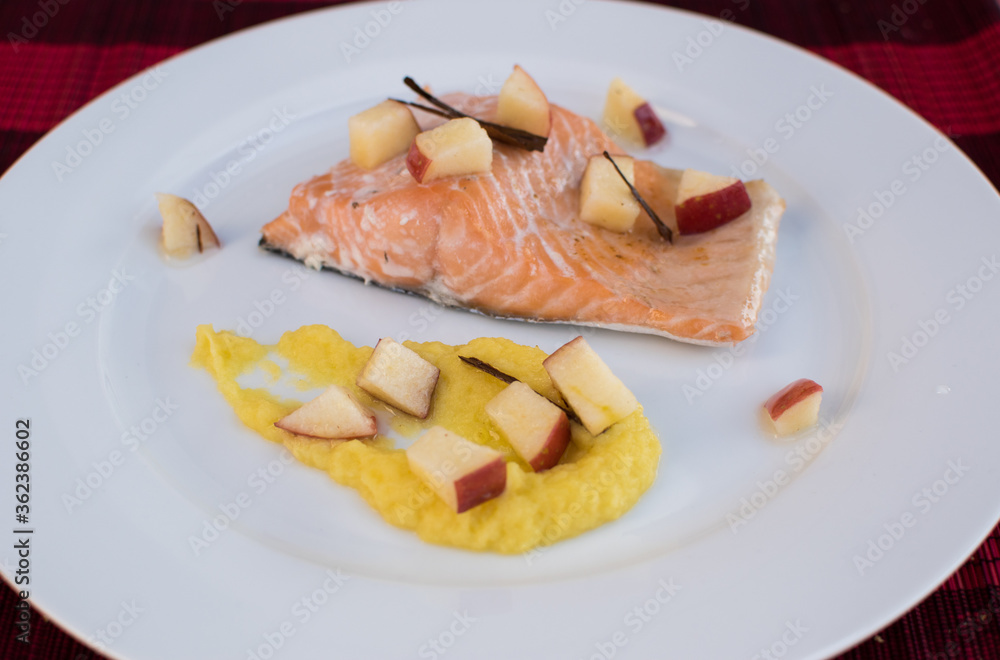 baked salmon with sauce and apple baked salmon with sauce and apple