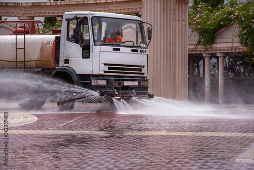 Water cleaning truck