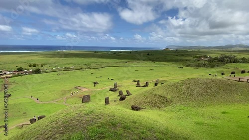 Moaïs du volcan Rano Raraku à l'île de Pâques photo