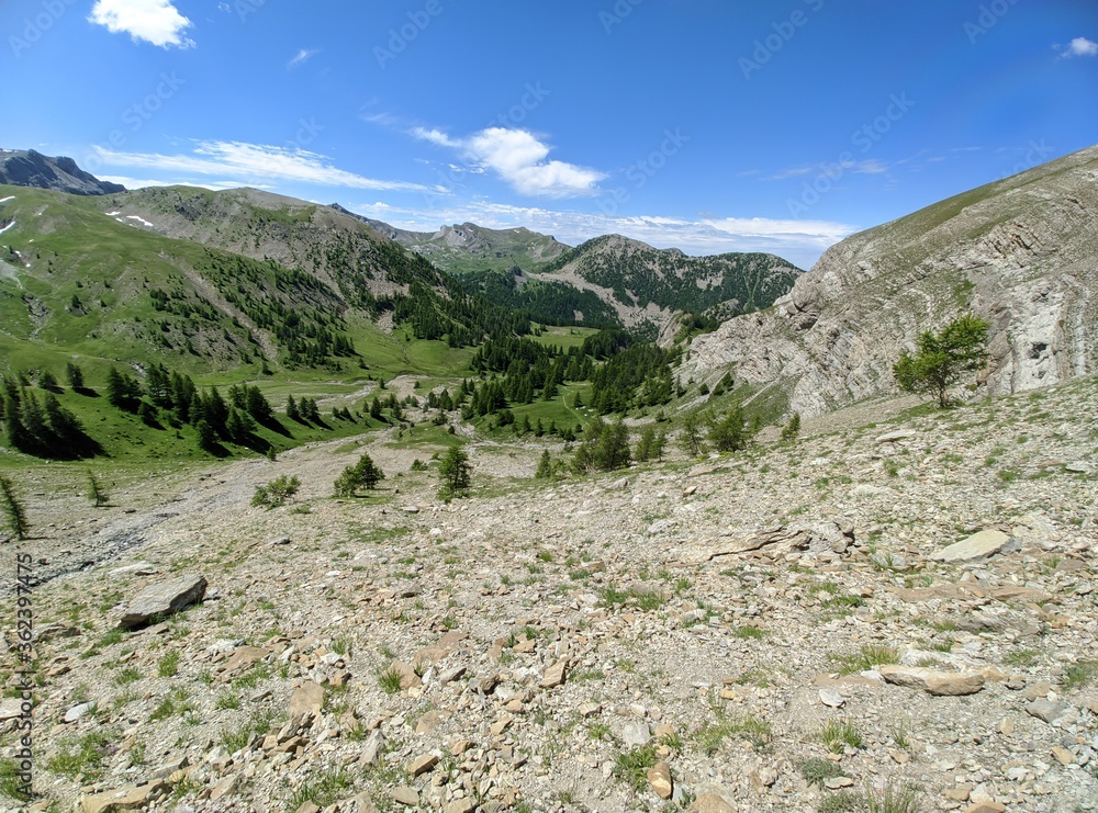 Lac d'Allos dans le parc du Mercantour au mont pelat avec des glacier et des animaux sauvages, randonnées et refuges, Alpes de haute Provence, France, montage pic et sommet. Lac d'Allos dans le parc du Mercantour au mont pelat avec des glacier et des animaux sauvages, randonnées et refuges, Alpes de haute Provence, France, montage pic et sommet.