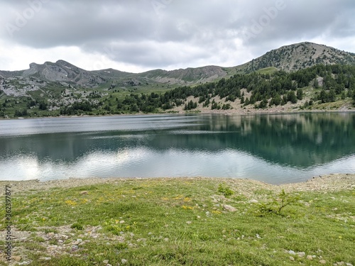 Lac d'Allos dans le parc du Mercantour au mont pelat avec des glacier et des animaux sauvages, randonnées et refuges, Alpes de haute Provence, France, montage pic et sommet.