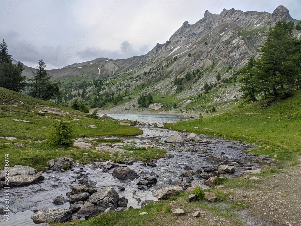 Obraz premium Lac d'Allos dans le parc du Mercantour au mont pelat avec des glacier et des animaux sauvages, randonnées et refuges, Alpes de haute Provence, France, montage pic et sommet.