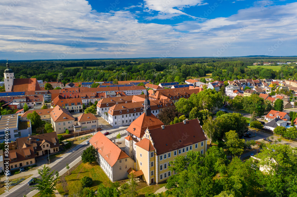 Die Stadt Lübben im Spreewald mit dem Schloss im Vordergrund