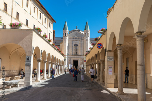 aveneu santa rita di cascia with in the background the cathedral