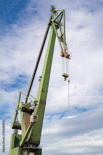 Foto old big crane in the shipyard