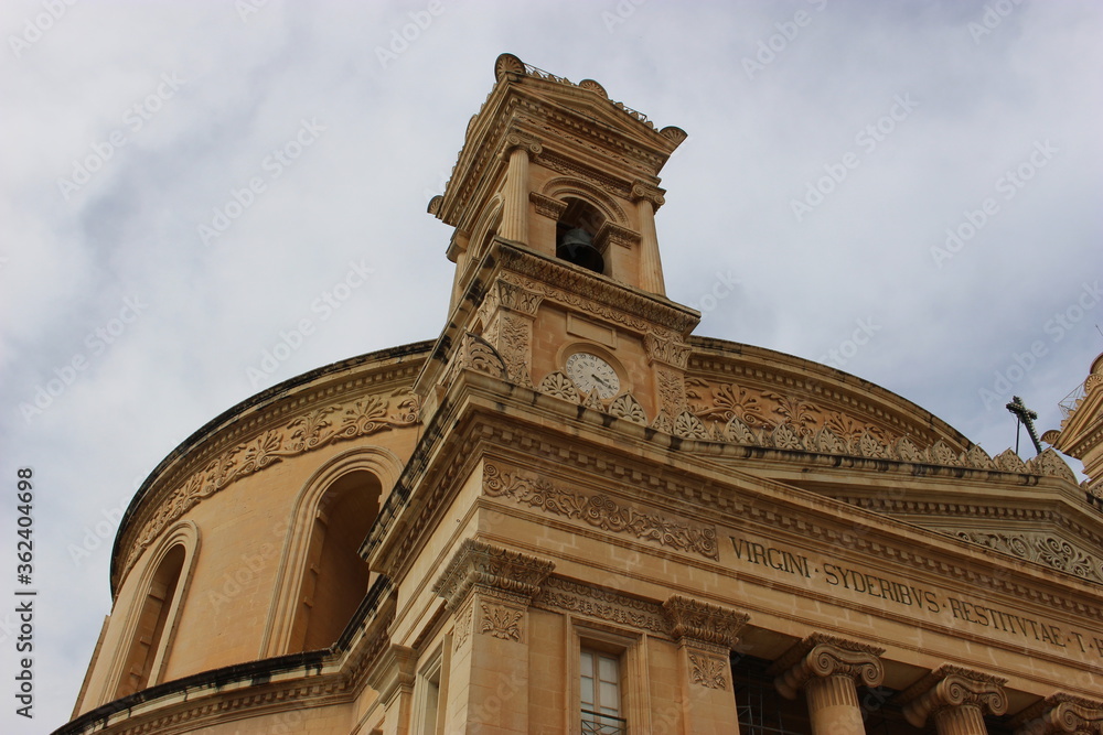 Clocher de l'église de Mosta (Malte) en contreplongée