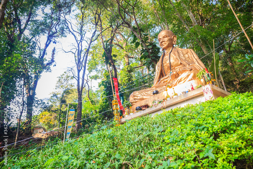 Φωτογραφία Golden statue of Kru Ba Sri Wichai, the most famous Buddhist monk of the Northern of Thailand at Wat Phra That Doi Suthep, Chiang Mai, Thailand