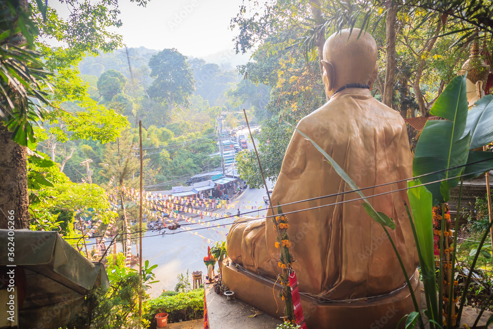 Φωτογραφία Golden statue of Kru Ba Sri Wichai, the most famous Buddhist monk of the Northern of Thailand at Wat Phra That Doi Suthep, Chiang Mai, Thailand
