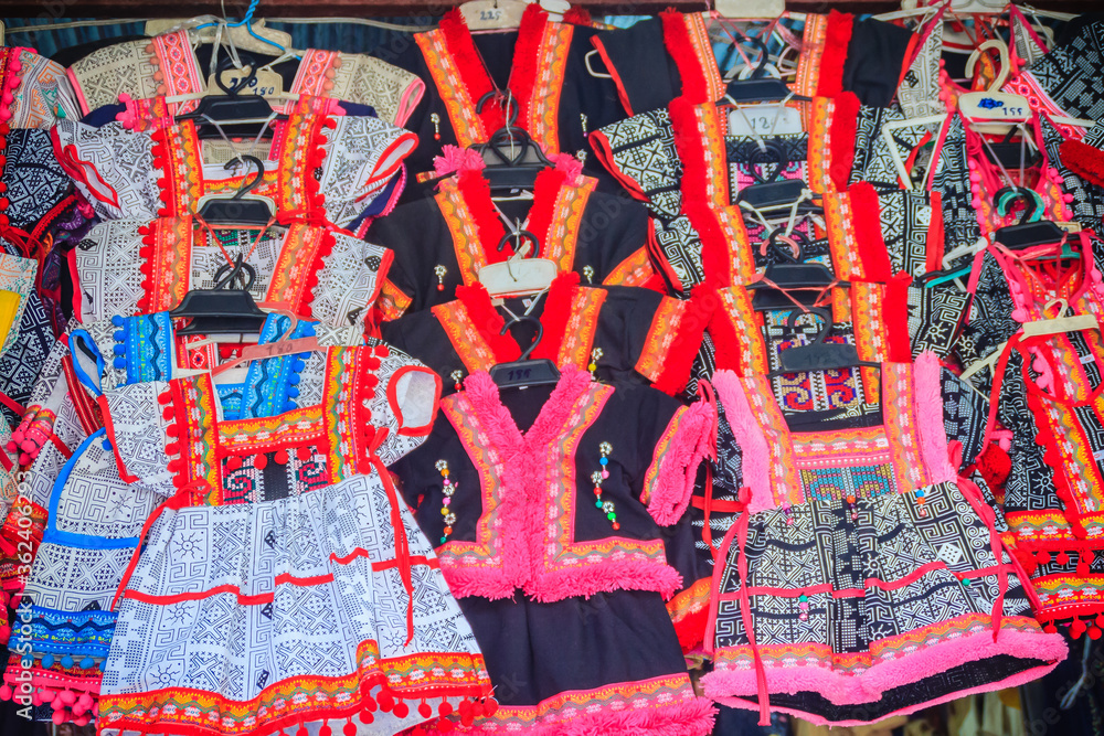 Φωτογραφία Beautiful traditional handmade clothes for sale to the tourist as the souvenir at the local market in hill tribe minority village at northern Thailand