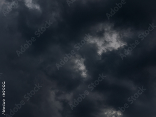 Czarne, złowrogie chmury. © boguslavus