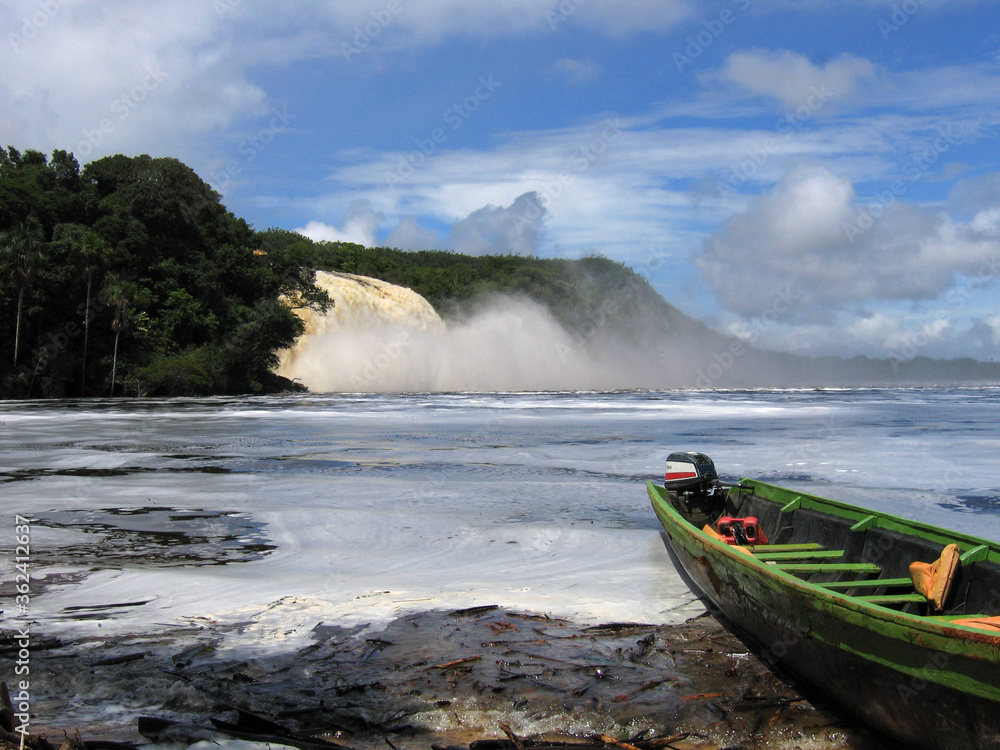 Fototapeta premium Barca en lago con cascada en Venezuela.Salto del sapo 
