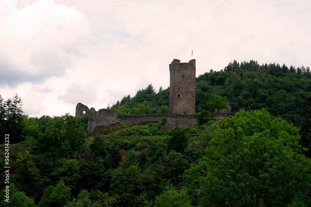 Ein Blick von der Niederburg auf die Oberburg der Manderscheider Burgen in Rheinland Pfalz in Deutschland - A view from the Niederburg on the upper castle of the Manderscheider castles in Rhine