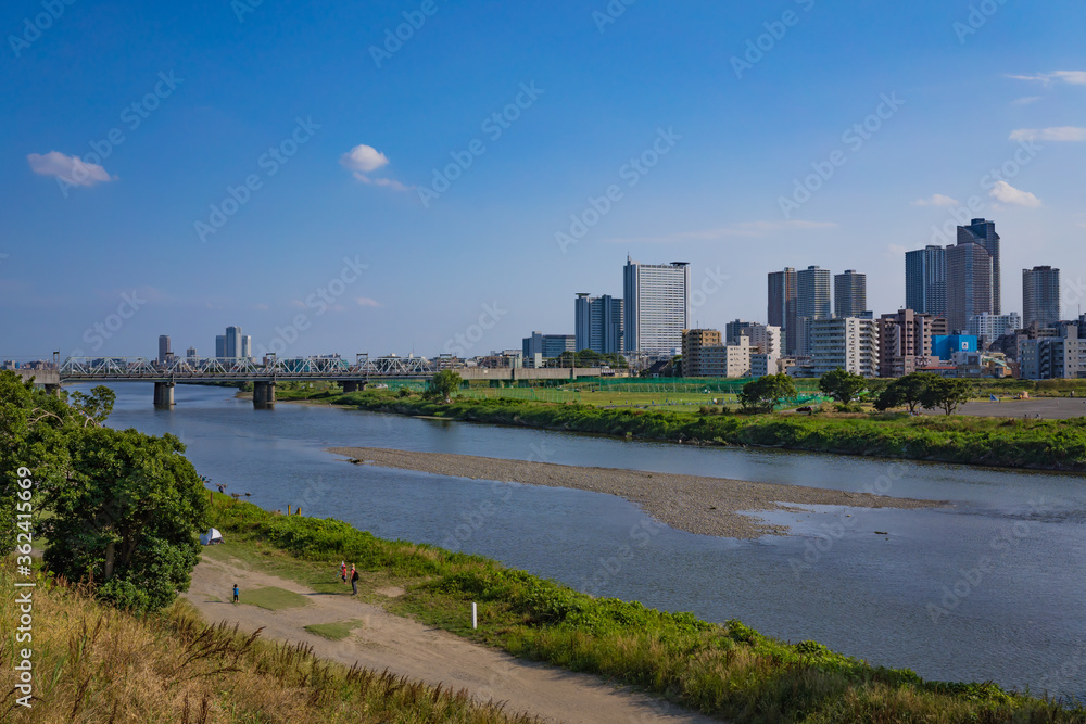 日本の大きな川と青い大きな橋 StockFoto Adobe Stock
