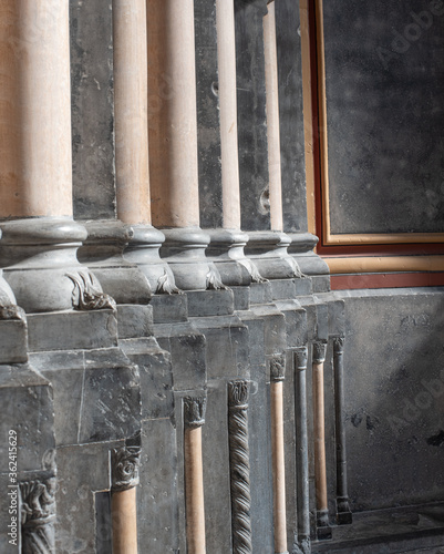 Obraz na płótnie pillars in a church with light and shadow w salonie