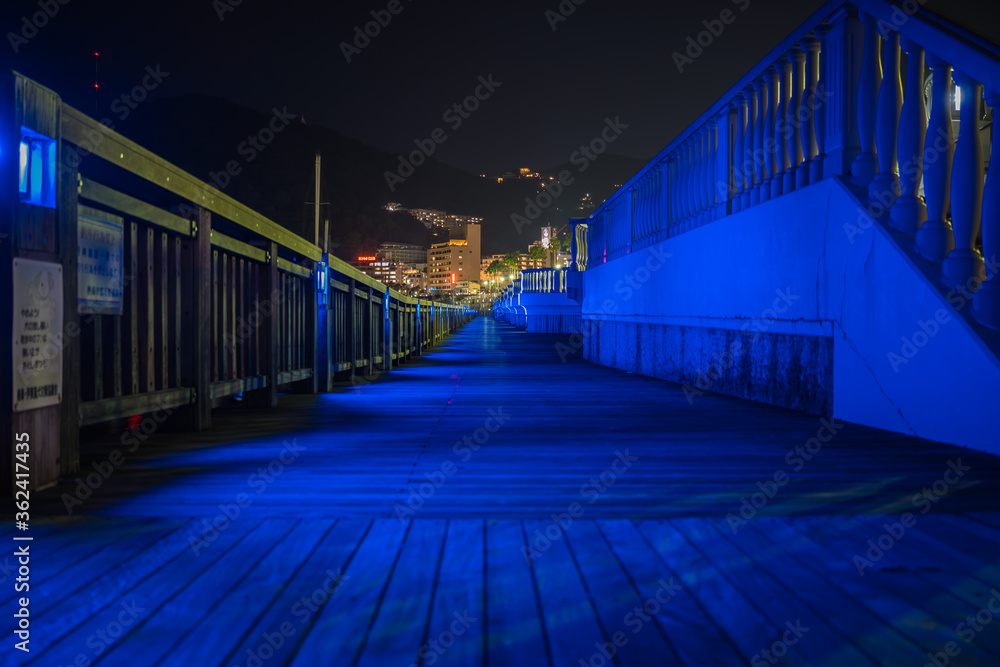 Fototapeta 怪しく青く光る夜の道