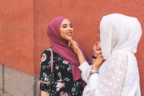 Foto Beautiful Arab Girls Having fun Outdoors. Friendship Concept.