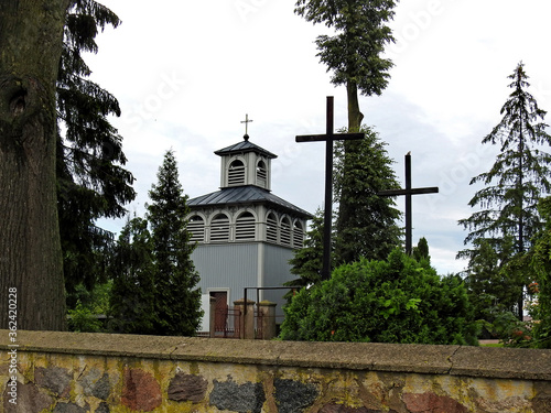 wybudowany w 1910 roku drewniany kosciol katolicki pod wezwaniem swietego bartlomieja apostola w miejscowosci paprotnia na mazowszu w polsce photo