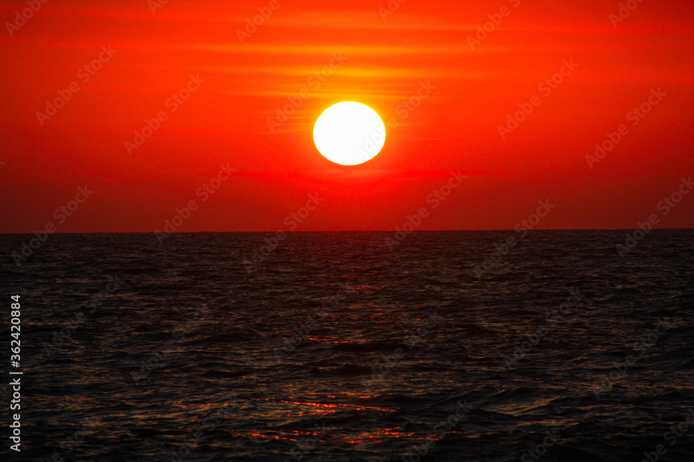 Phänomenaler Sonnenuntergang am Indischen Ozean