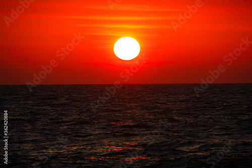 Fototapeta Naklejka Na Ścianę i Meble -  Phänomenaler Sonnenuntergang am Indischen Ozean