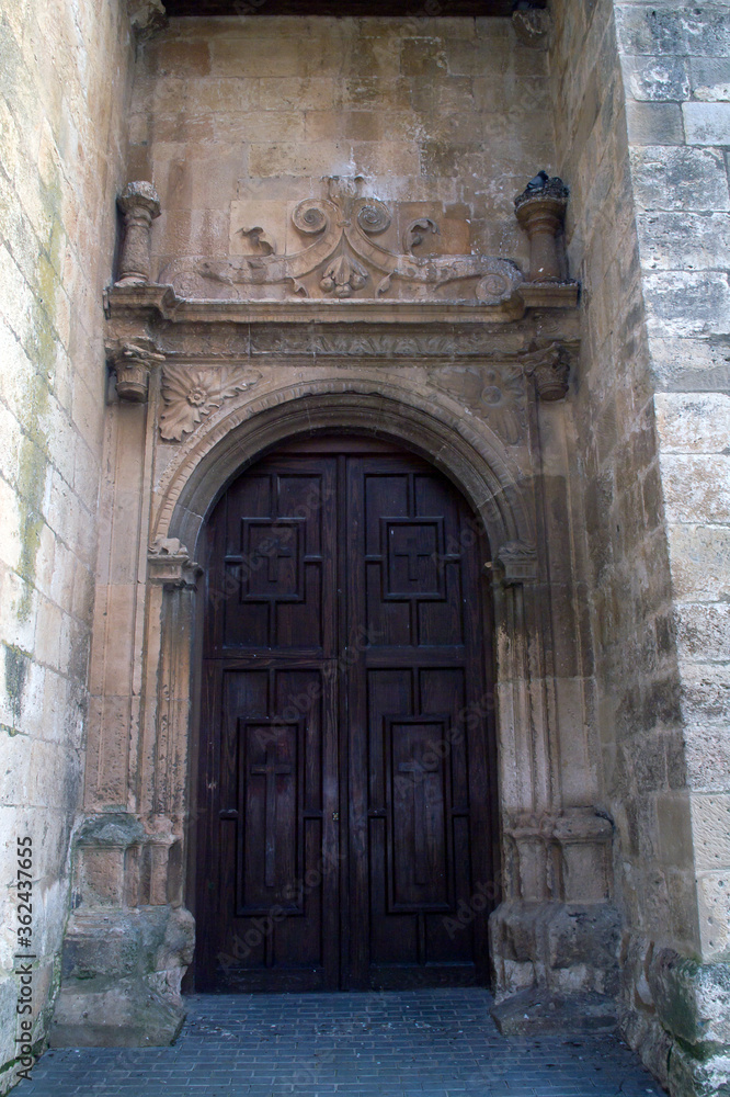 Entrada a la Iglesia de San Juan​ de Aranda de Duero.Templo católico construido entre el siglo XIV y el siglo XV. Actualmente es un Museo de arte sacro de Aranda de Duero y la comarca Ribera.