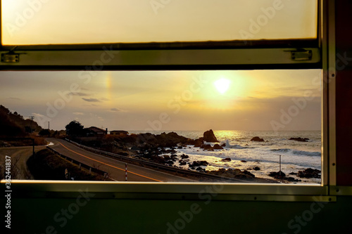 【鉄道旅イメージ】車窓からの海景色