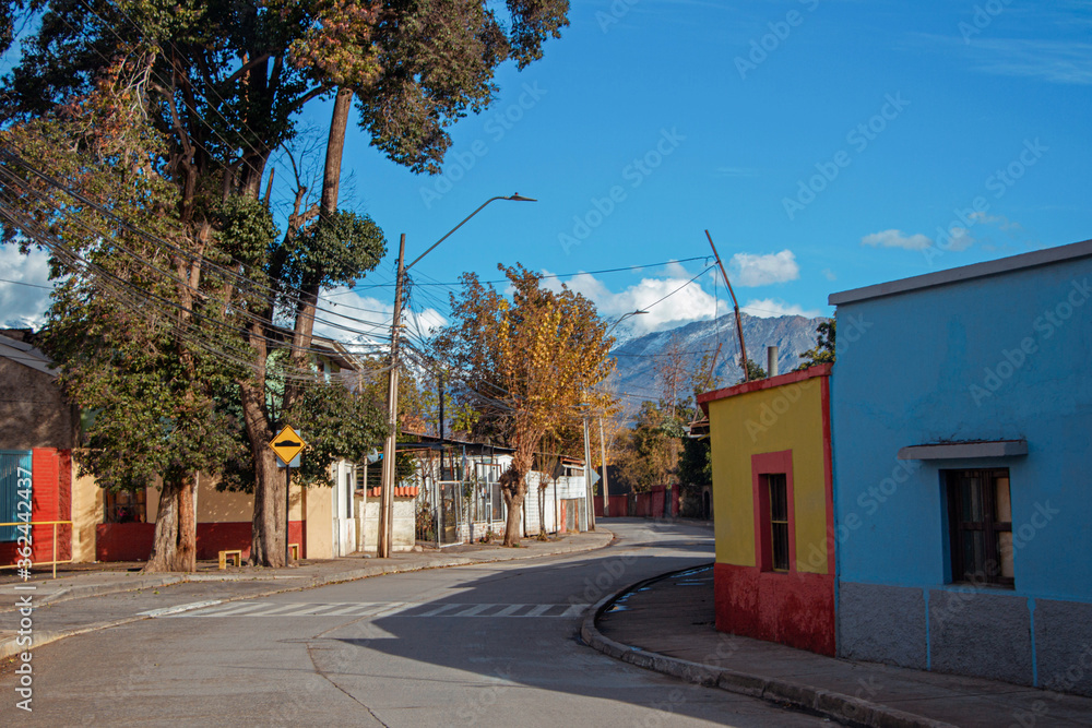 Paisaje urbano de la ciudad Los Andes, Chile. En uncía después de nevadas en las montañas.