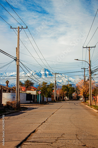 Paisaje urbano de la ciudad Los Andes, Chile. En uncía después de nevadas en las montañas.