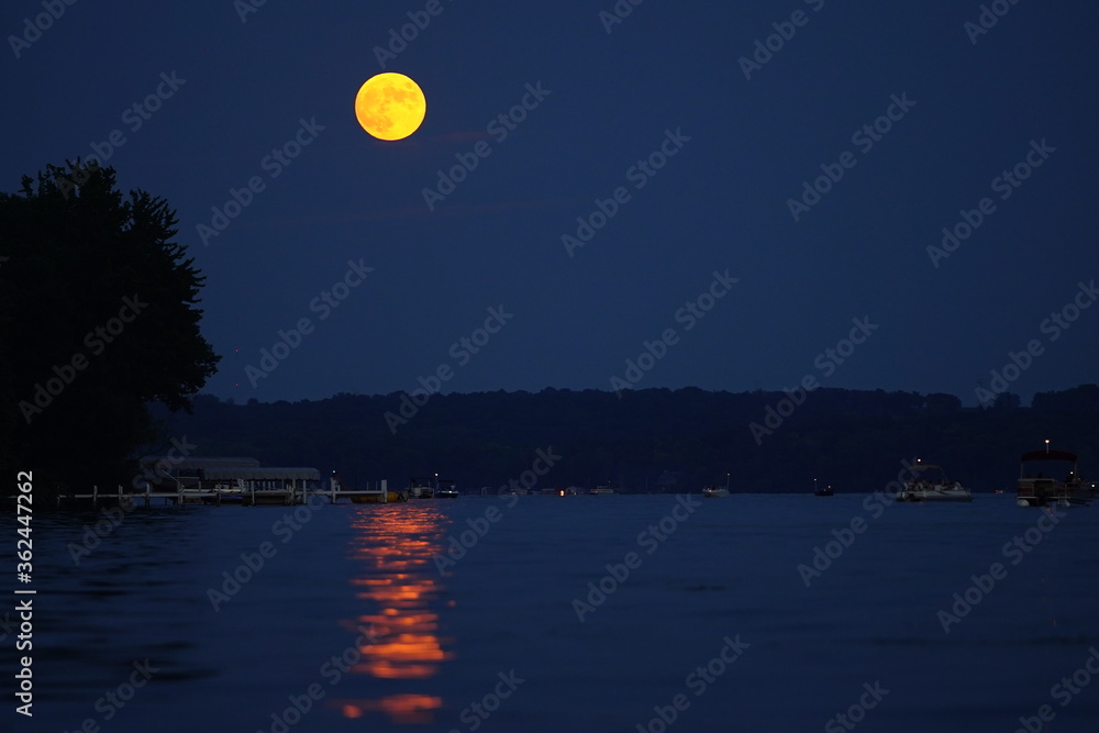 Obraz premium moon over lake