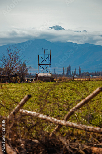 Gran montaña de fondo en paisaje de campo chileno