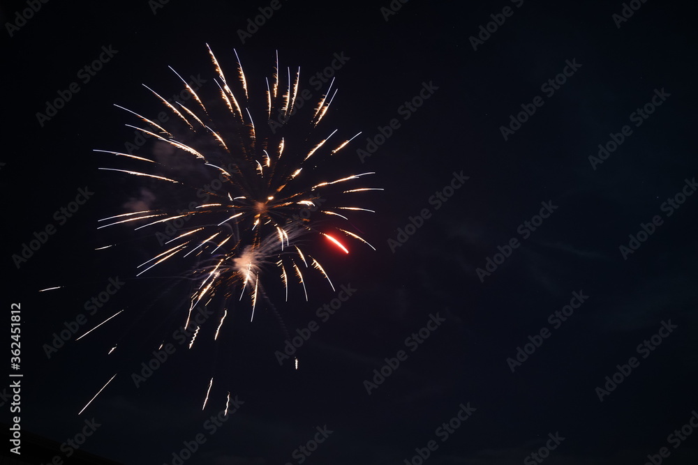 Obraz premium Fireworks being fired off in Wisconsin to celebrate the 4th of July independence day.