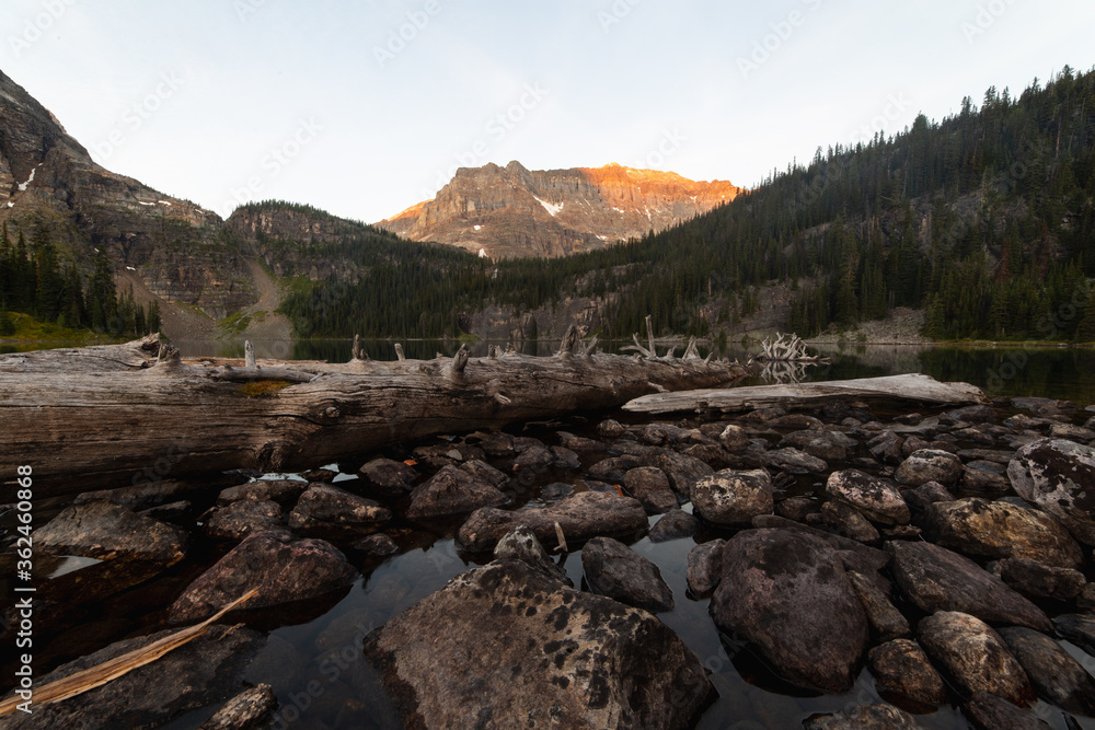 Obraz premium rocks in a lake in the mountains on a nice morning with sun light