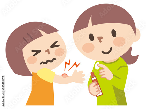 子供に痒み止めの薬を塗る母親